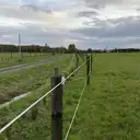 Clôture électrique à fils lisses le long d’un chemin d’exploitation, Loire-Atlantique