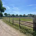 Clôture équestre en lices bois le long d’un paddock, Loire-Atlantique