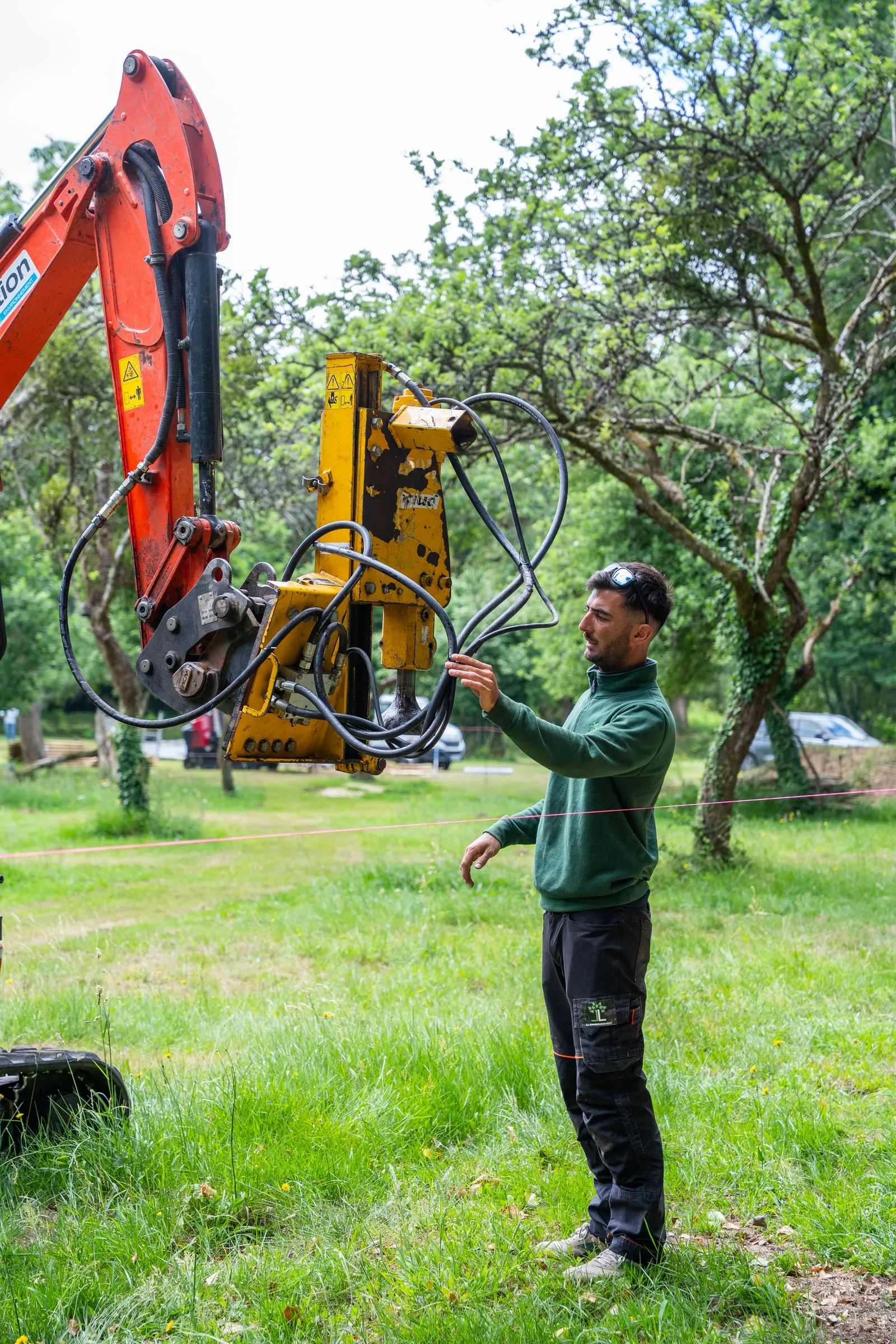 Louis Levesques sur un chantier de clôture