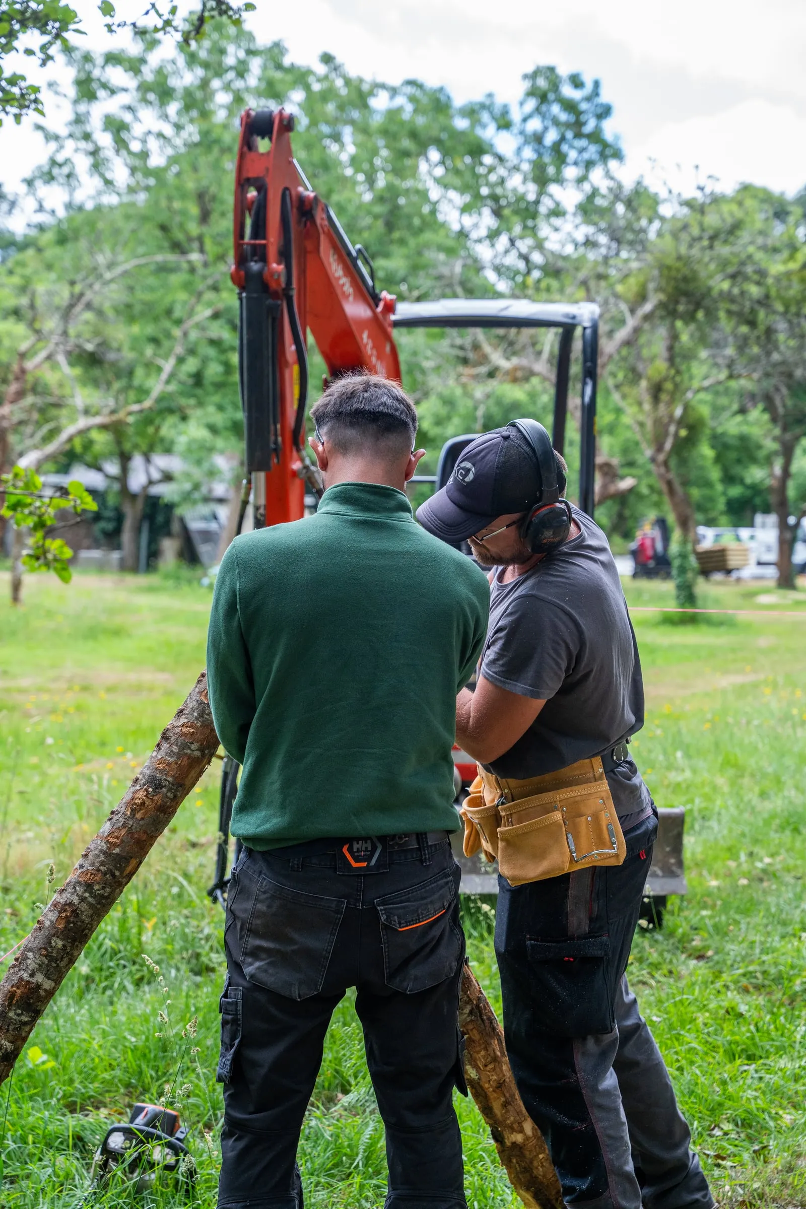 Deux intervenants évaluent un terrain avant chantier
