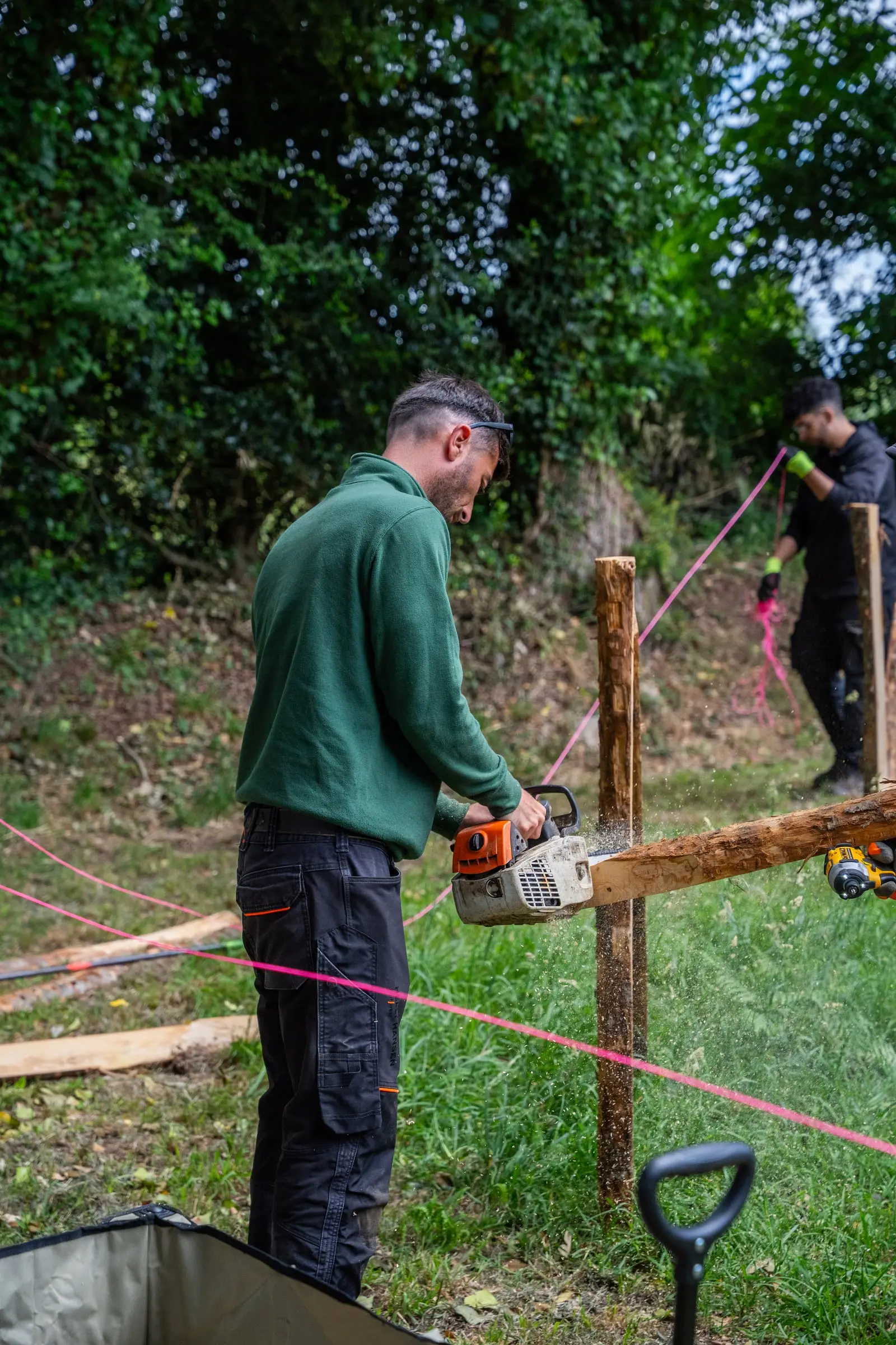 Intervenant à la tronçonneuse sur un chantier