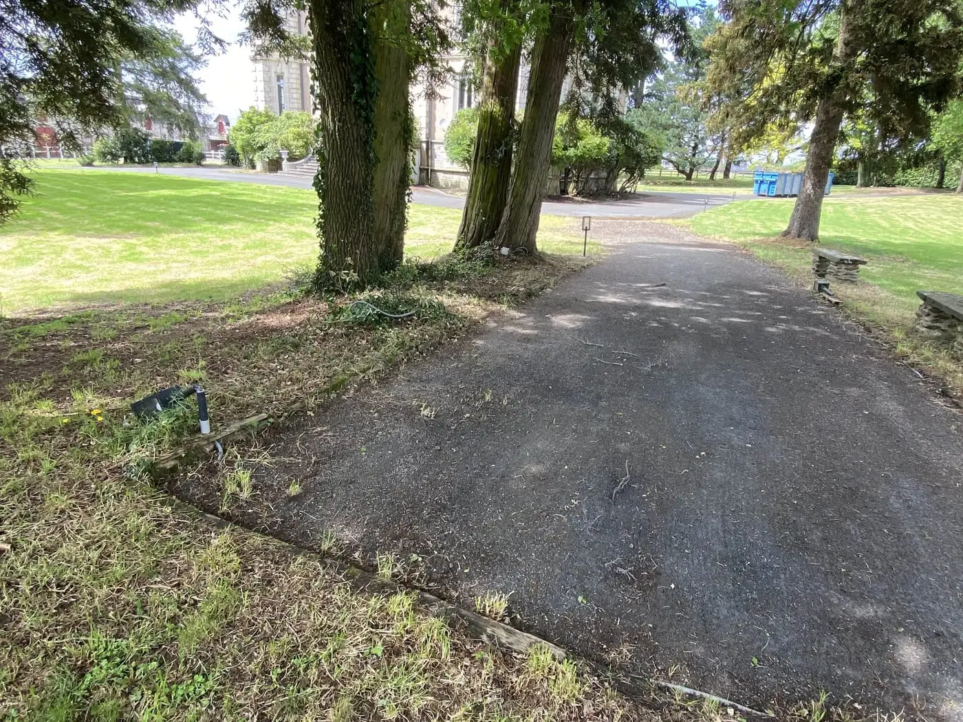 Le même parc dégagé, allée nettoyée